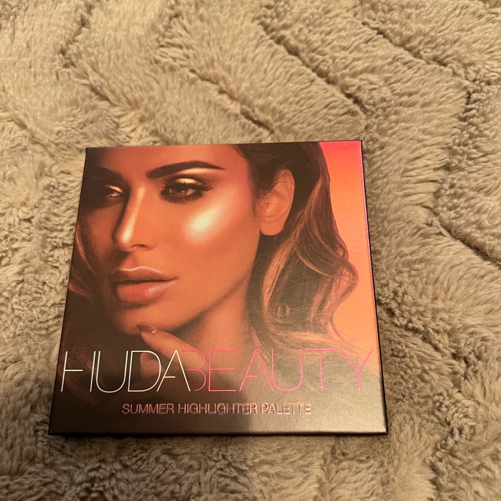 HUDA highlighter palette